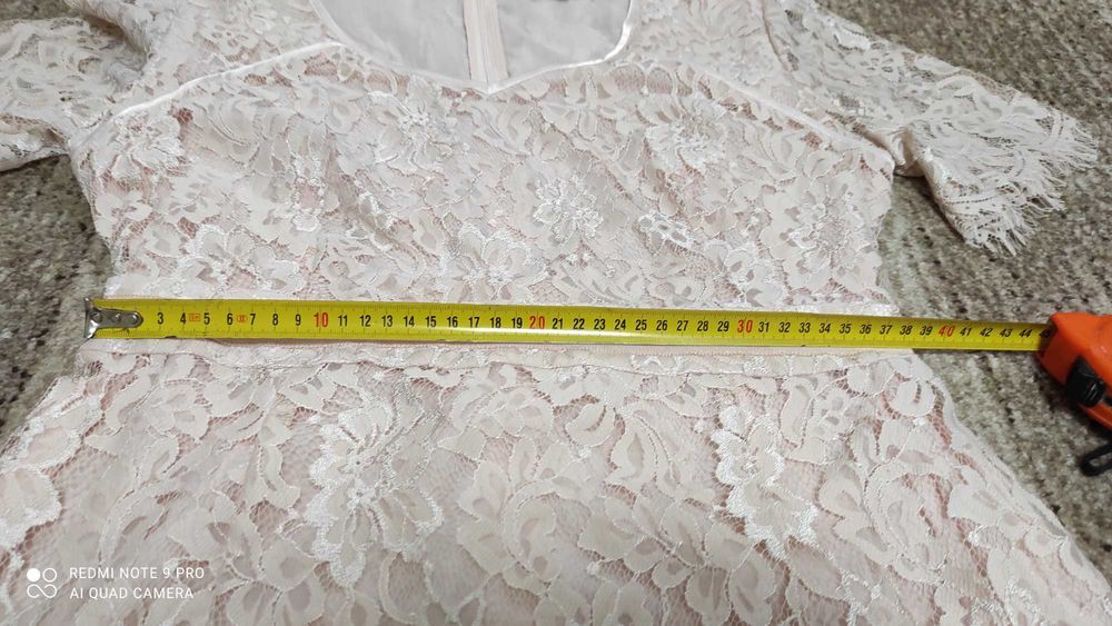 Нарядное кружевное платье.