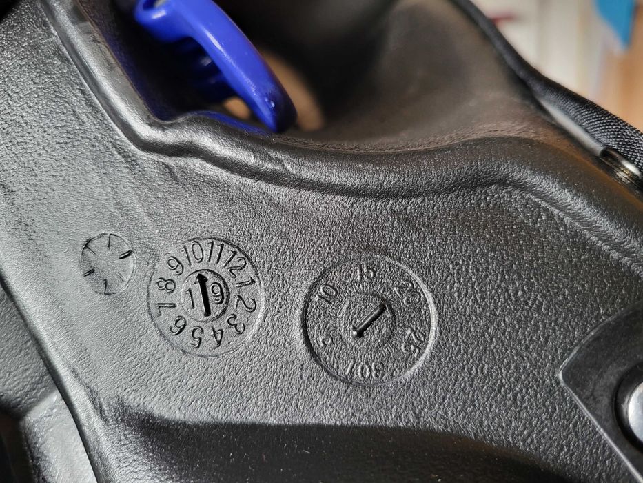 Fotelik samochodowy Axkid Minikid 2.0 RWF 9-25 kg - bardzo dobry stan