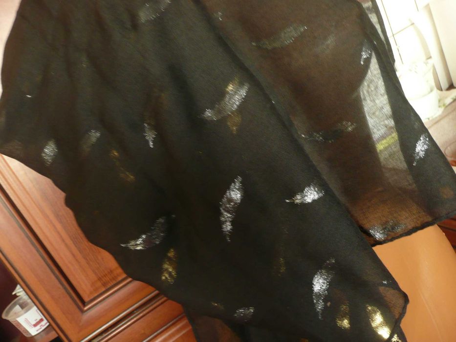 szal czarny złote srebrne prasowane piórka NOWE