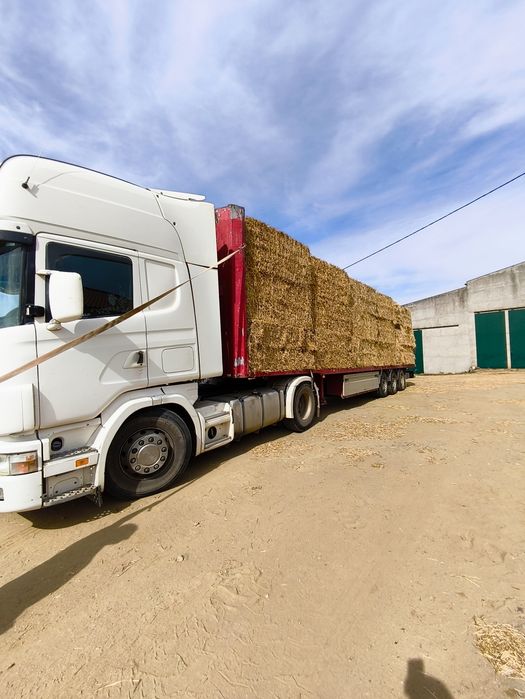 Vende-se Palha e Feno