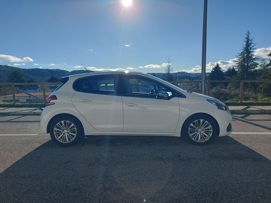 Peugeot 208 1.6 BlueHdi 100cv Allure GPS+Camêra de Marcha Atrás