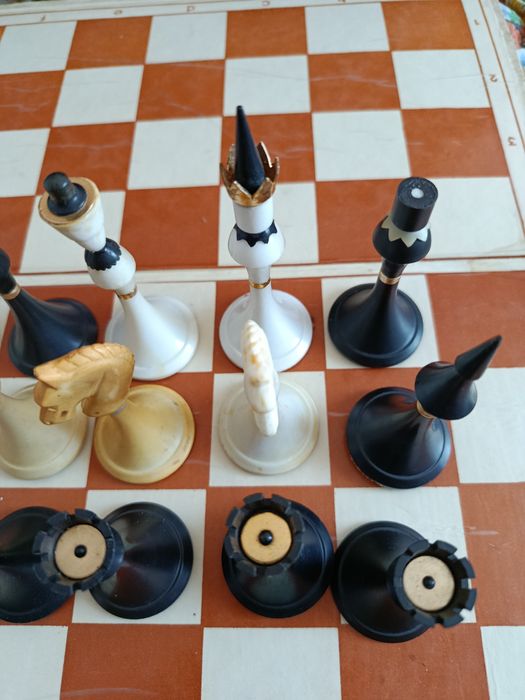Шахматні фігурки, шашки