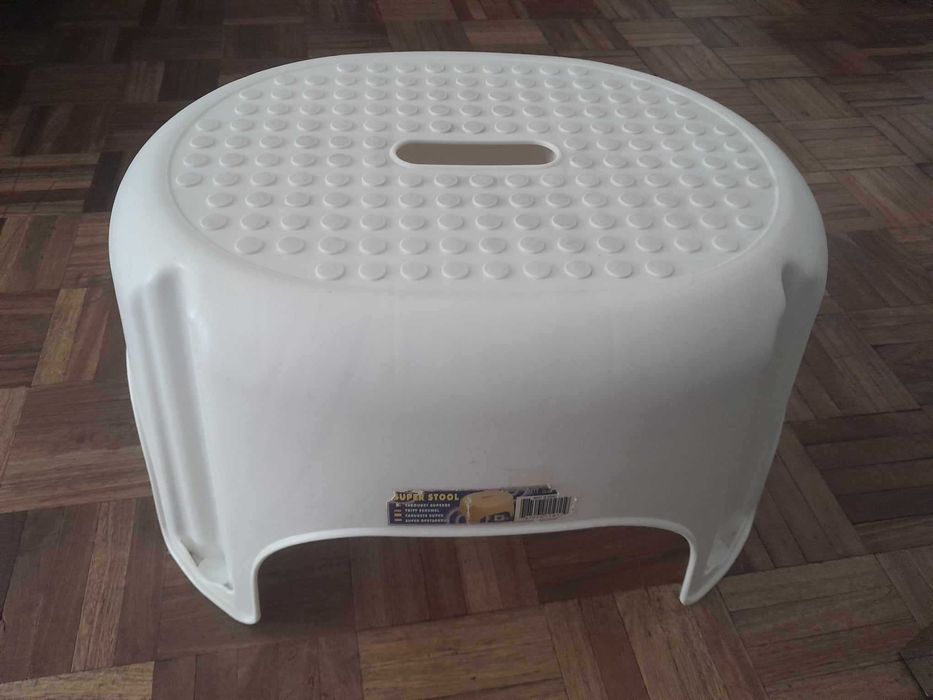 Banco Antiderrapante em Polipropileno 40 x 30 com 22cm de Altura