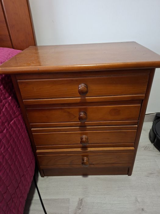 Cama de casal e mesinhas de cabeceira.