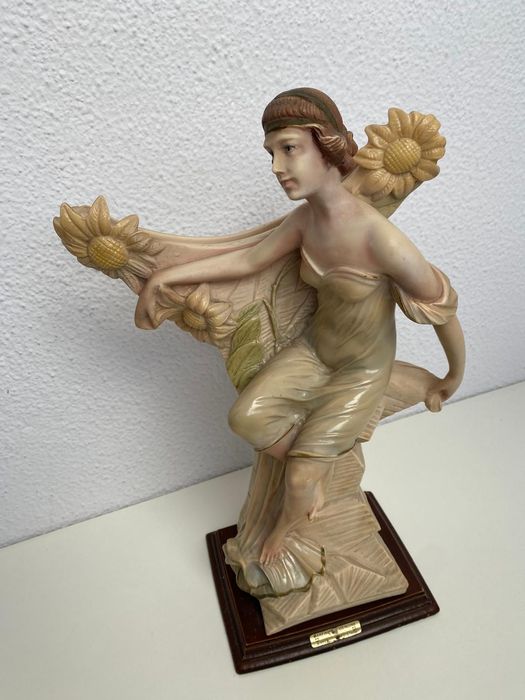 Estatueta muito antiga em marfinite
