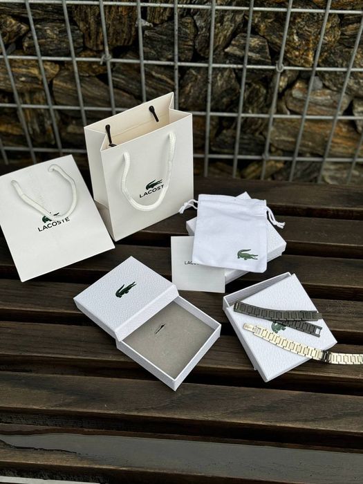 Браслет Lacoste.