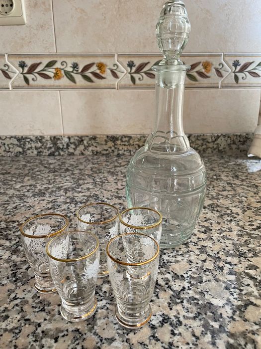 Garrafa e 5 copos de licor em vidro