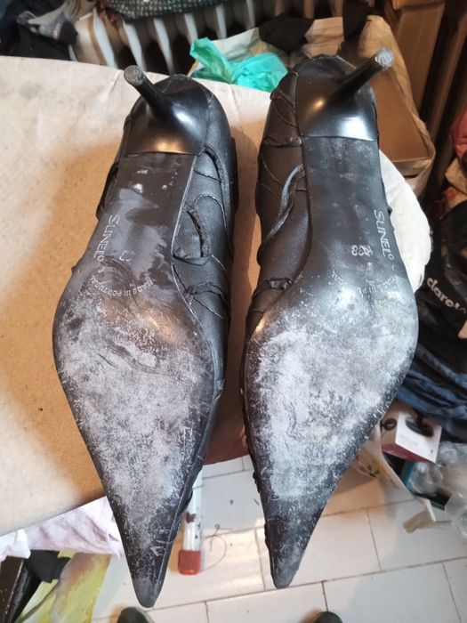 Sapatos pretos com folhos n38