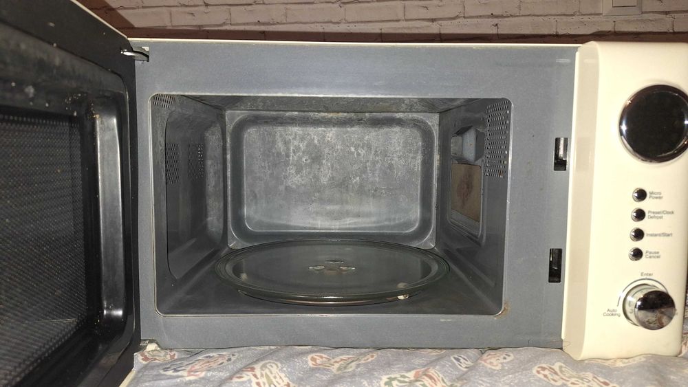 Kuchenka mikrofalowa retro