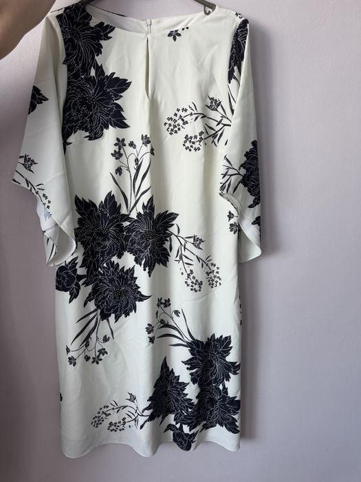 Елегантна сукня із рукавами