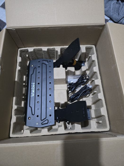 Moza Racing R5 Bundle Base Volante R5 + Volante ES + Pedais SR-P + Sup