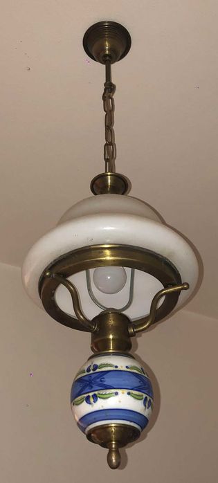 Vários candeeiros de loiça tradicional de Viana