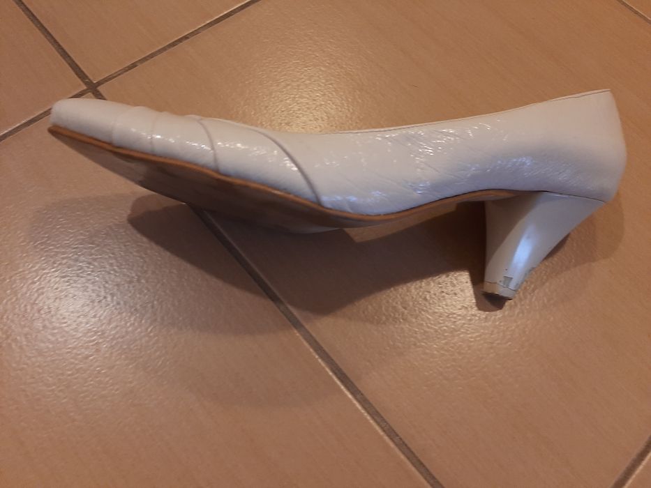 Ślubne buty białe