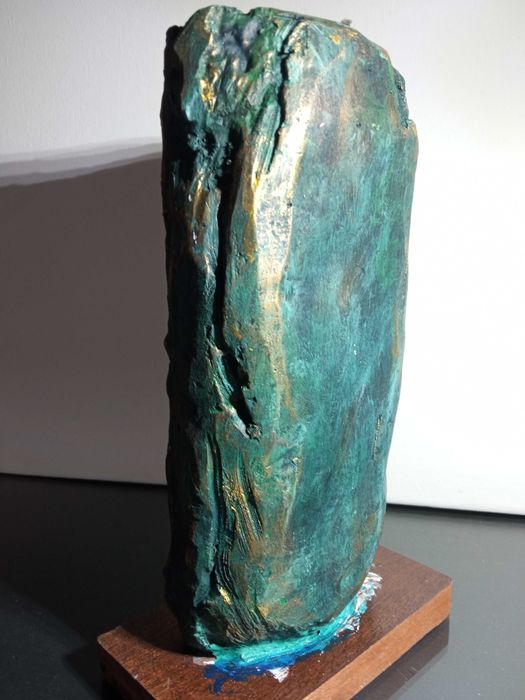 Estatueta em metal com base de madeira