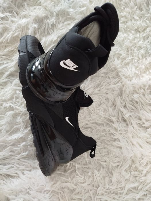 Nowe sportowe buty męskie.