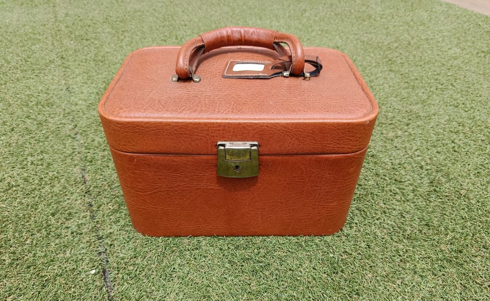 Mala de Beleza Vintage Castanha em Bom Estado | Vintage Brown Vanity Case in Good Condition