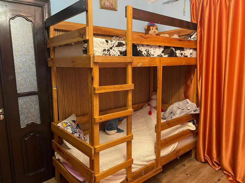 Двоярусне дерев'яне  ліжко