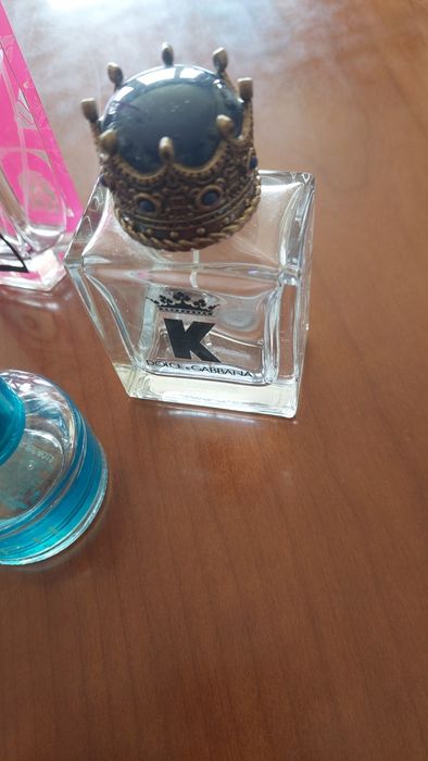 Varios frascos de perfume vazios