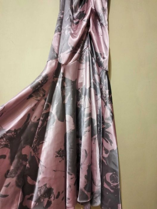 Сукня з відкритими плечима