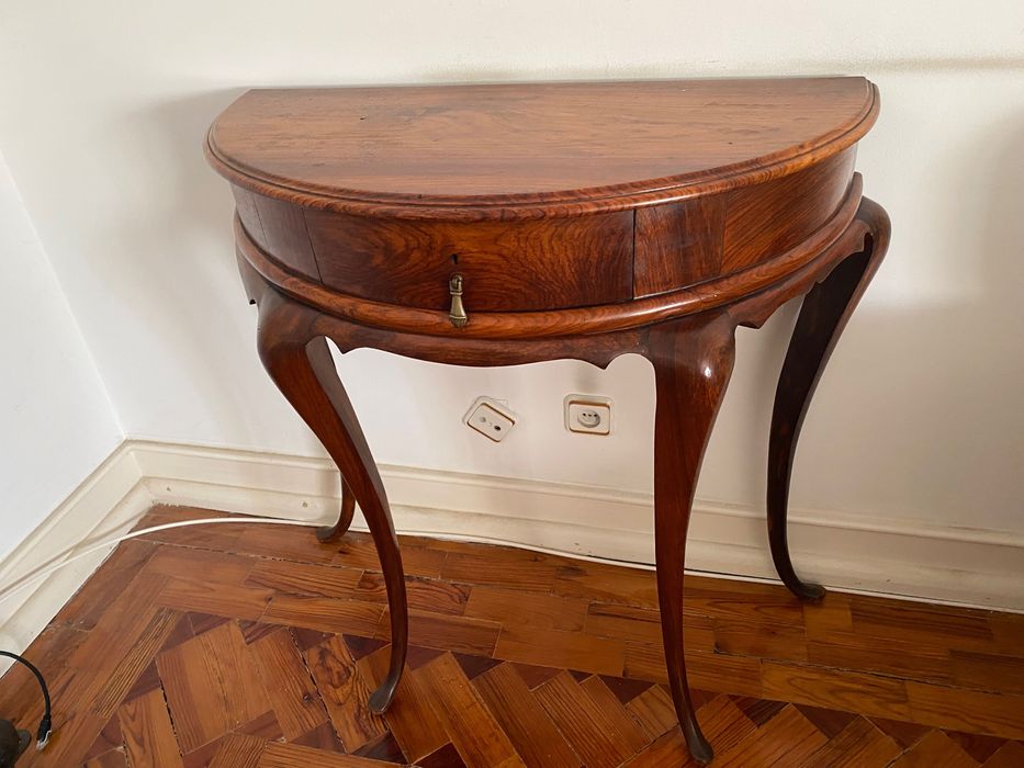 Mesa de apoio em meia lua
