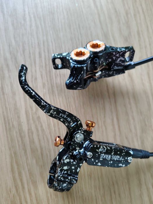 Nowe hamulce rowerowe hydrauliczne 4-tłoczkowe Frog Wake FV4 tył i przód