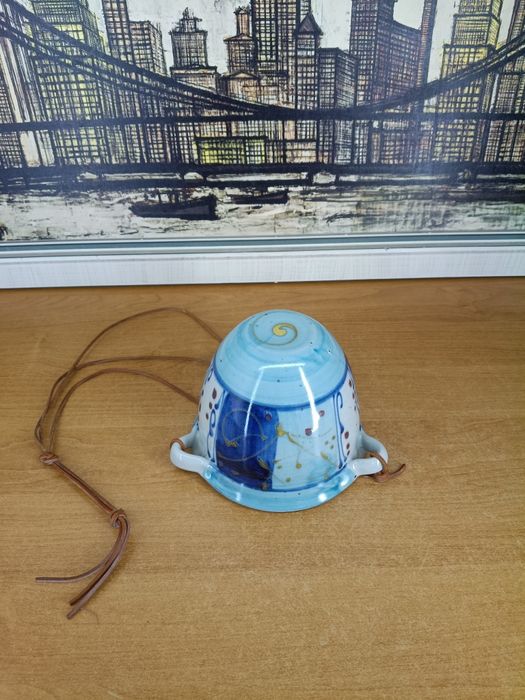 Ceramiczna doniczka wisząca – ręcznie zdobiona