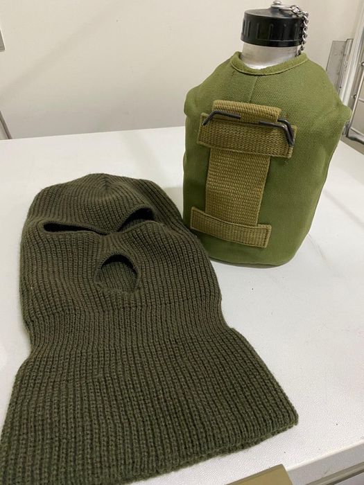 Conjunto de caça, colete/ casaco e calça / gorro/ cantil