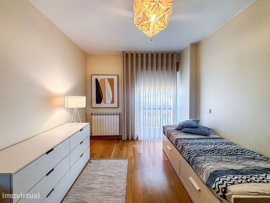 Apartamento T2 mobilado com garagem e elevador para arrendar no centro