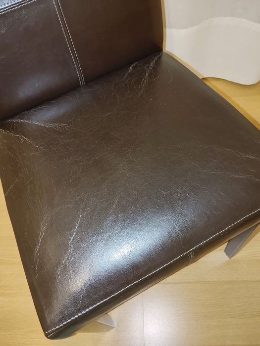 Cadeira de pele castanha com pés em wengue