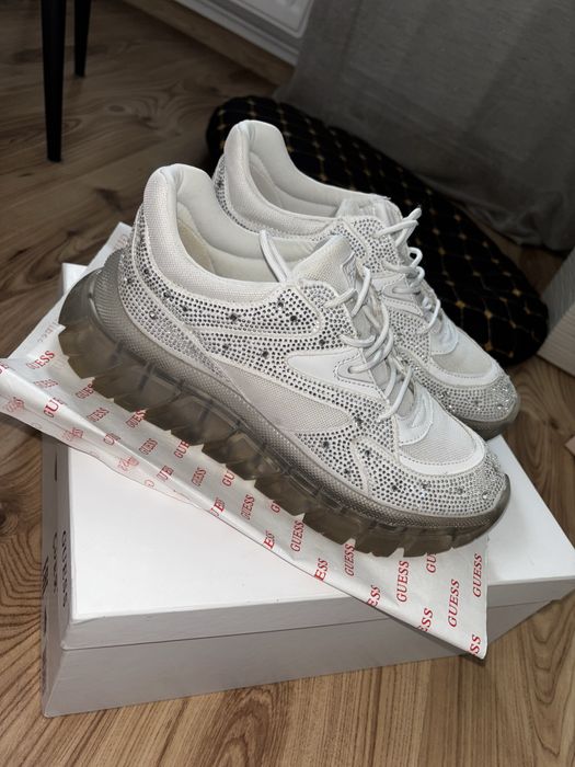 Guess cyrkonie sneakersy białe transparentne 40