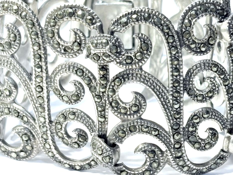 Magnífica larga pulseira/bracelete em prata contrastada com marcasitas