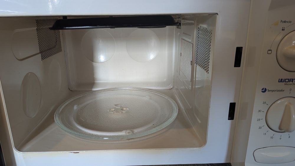 Micro-ondas Worten a funcionar – prato incluído