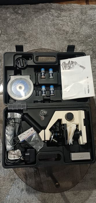 Microscópio Bresser Biolux NV (variante do modelo 40x-1024x / 20x-1280x),