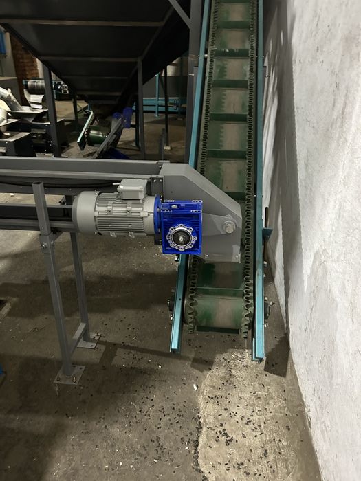 Жолобковий стрічковий транспортер вузький. Для технологічних ліній