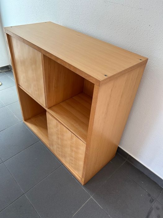 Estantes modulares IKEA com portas