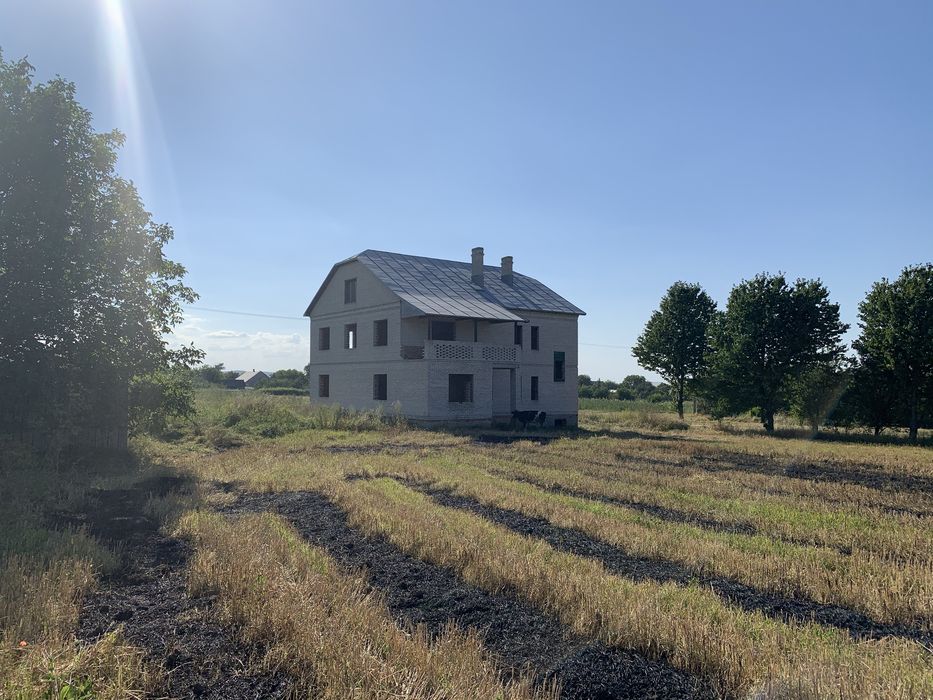 Капітальний будинок біля траси Київ-Чоп (с. Ясенів) під житло і бізнес