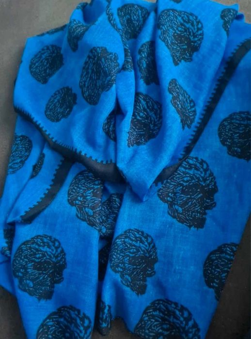 Chusta/szal w czaszki z wiskozy Medicine