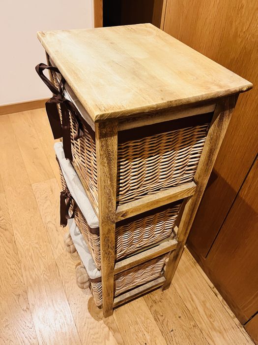 Móvel de madeira com cestos de vime