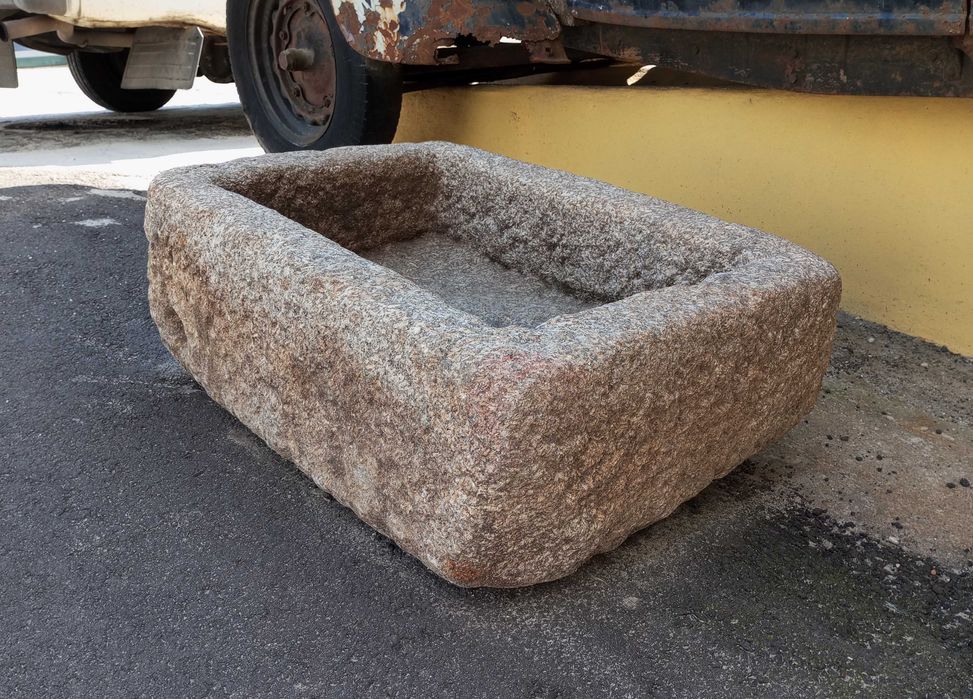 Antiga pia rectangular em pedra (81 x 64 x 31.5 cm)