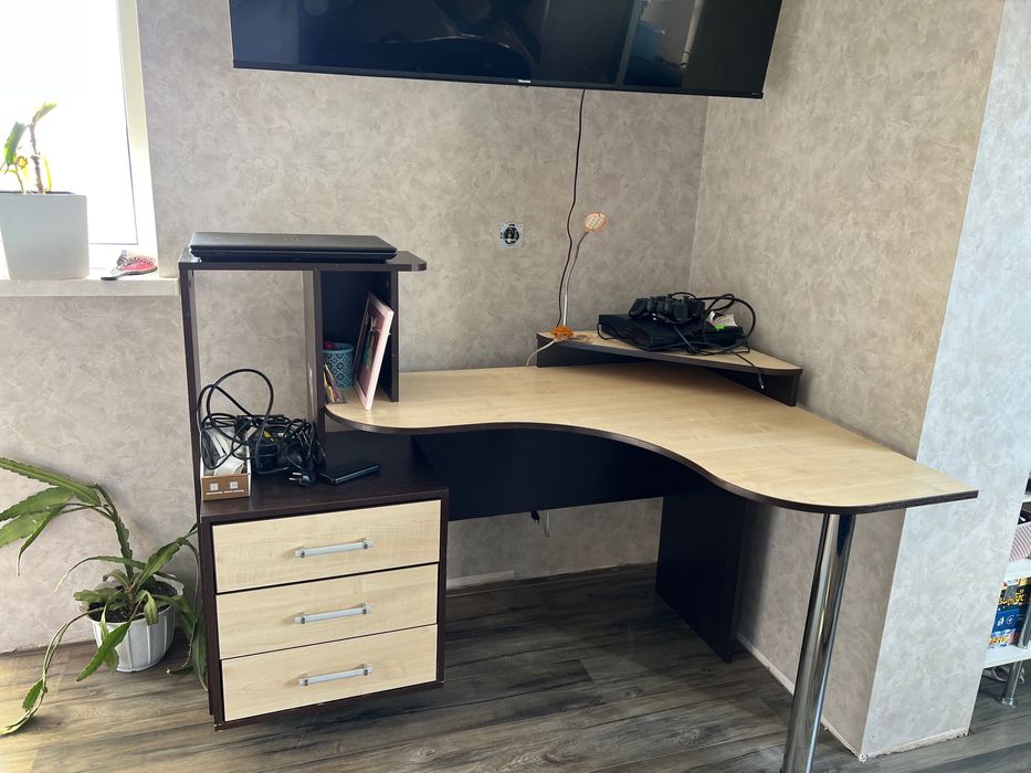 Письмовий кутовий стіл