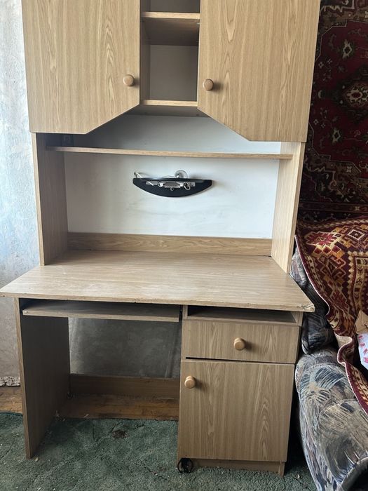 Письменный стол и комод, детская стенка