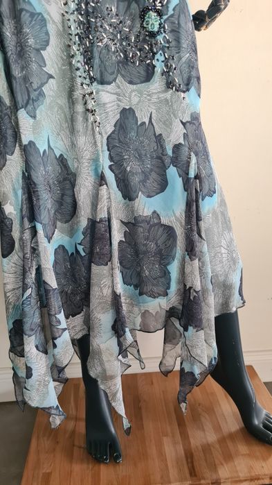 Sukienka Suknia zdobiona koralikami. Rozmiar 4XL 20 48. Kwiaty. Błękit