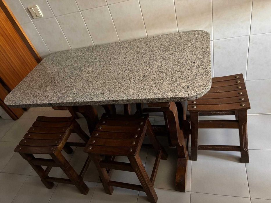 Mesa com tampo em mármore