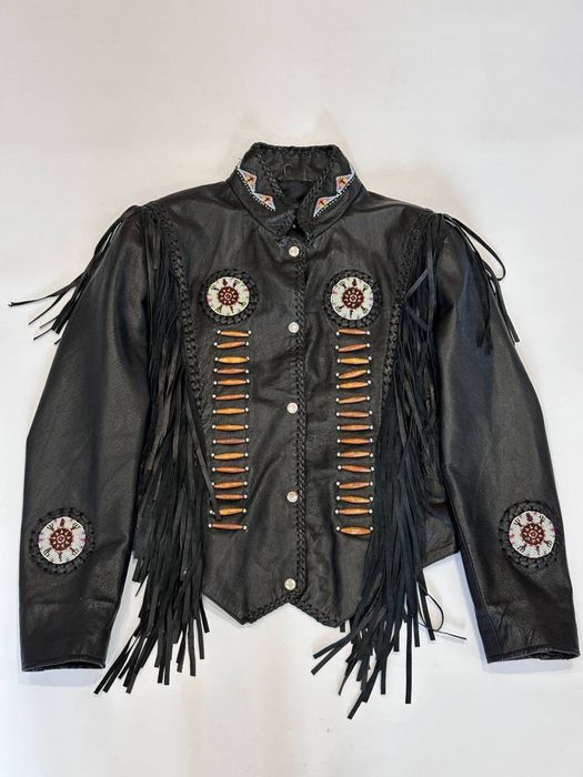 Крутезна шкіряна куртка в етно стилі з бахромою