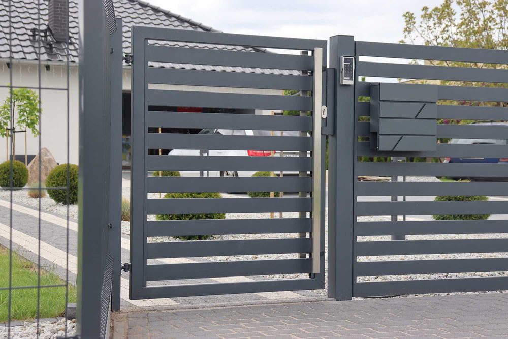 Ogrodzenie Frontowe, Palisada pozioma, Przęsła palisadowe na słupkach