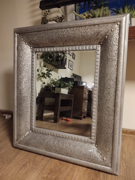 Lustro w drewnianej ramie