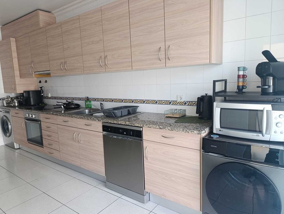 Quarto em apartamento mobilado e equipado