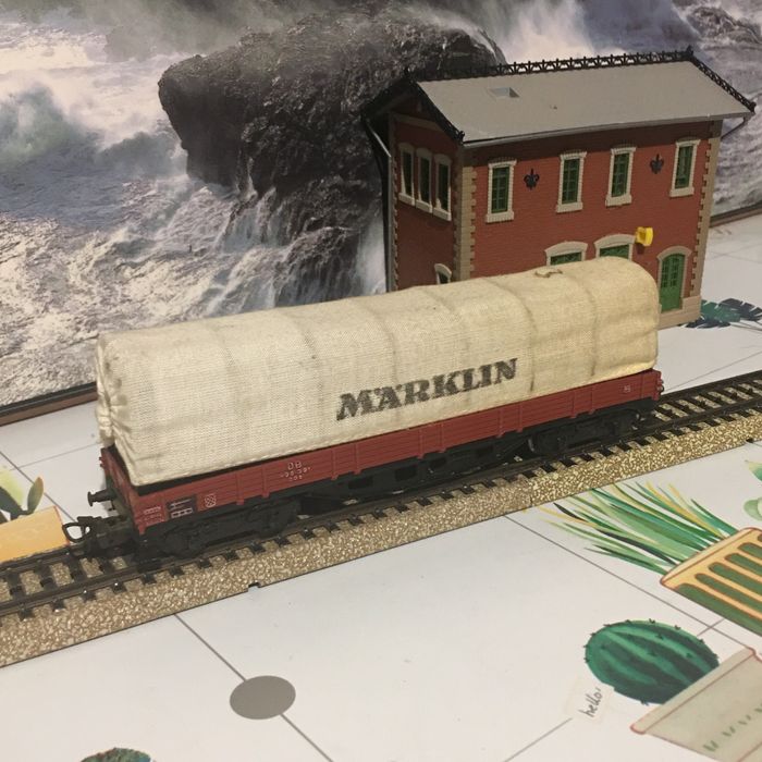model wagonu towarowego z plandeką firmy Märklin.