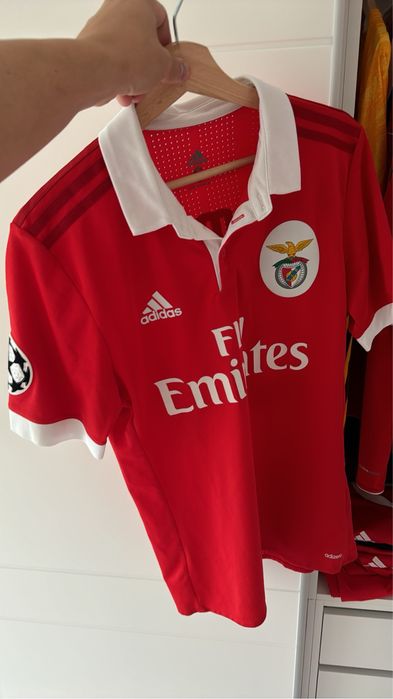 Camisolas oficias oferecidas pelos jogadores