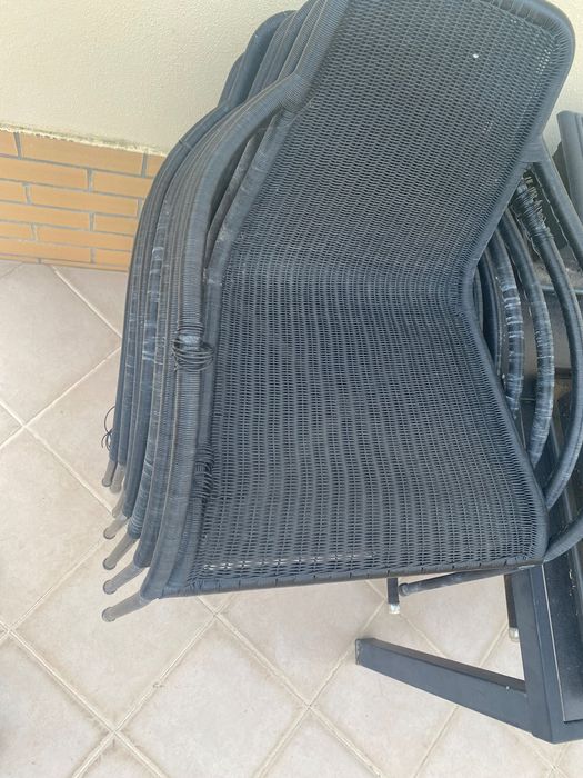 mesa exterior com 8 cadeiras com almofada, marca Cane-Line